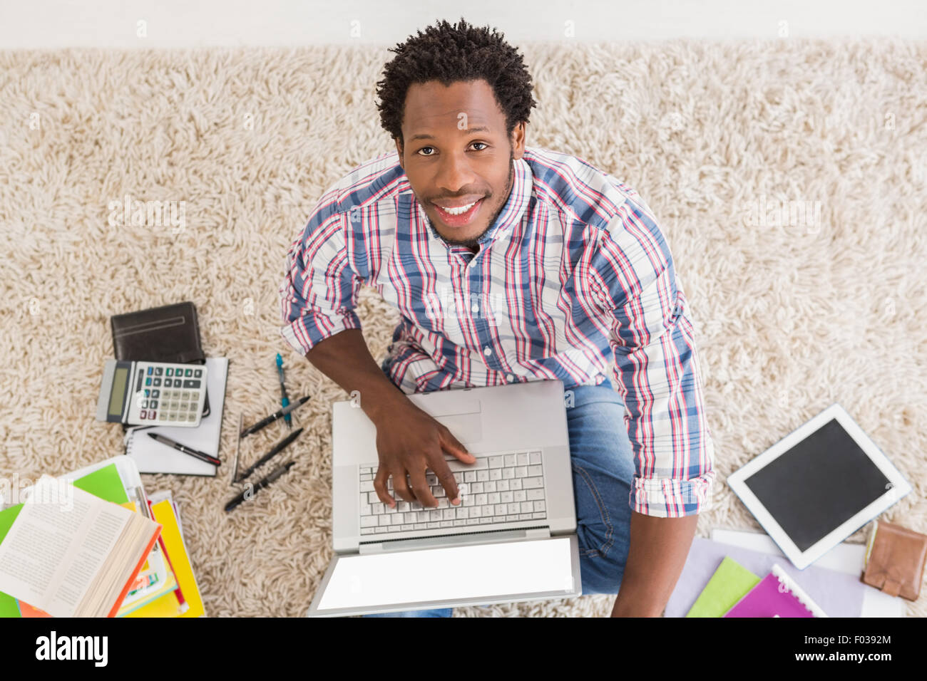 Jungunternehmer-Typen auf dem laptop Stockfoto