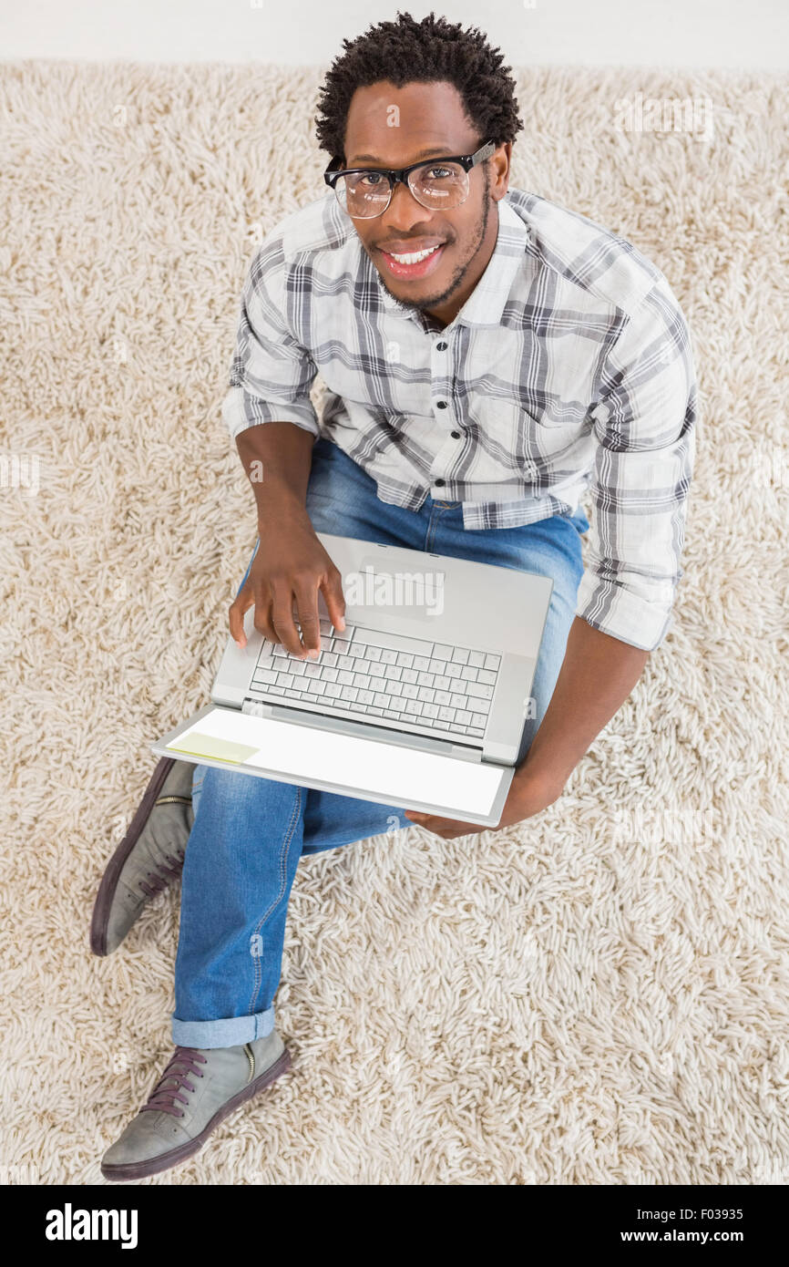 Jungunternehmer-Typen auf dem laptop Stockfoto