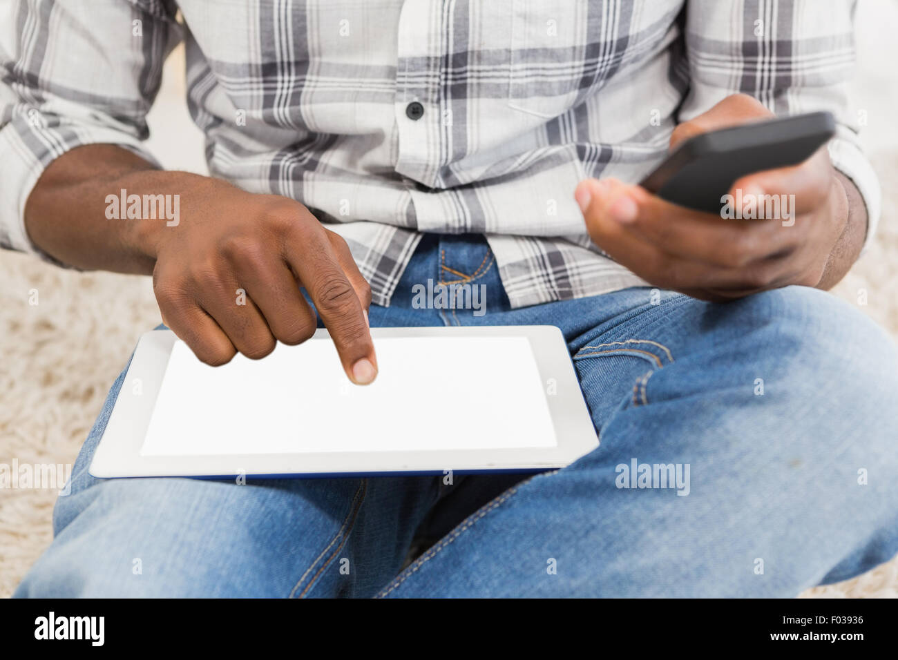 Jungunternehmer, die Eingabe auf dem Laptop und Handy Stockfoto