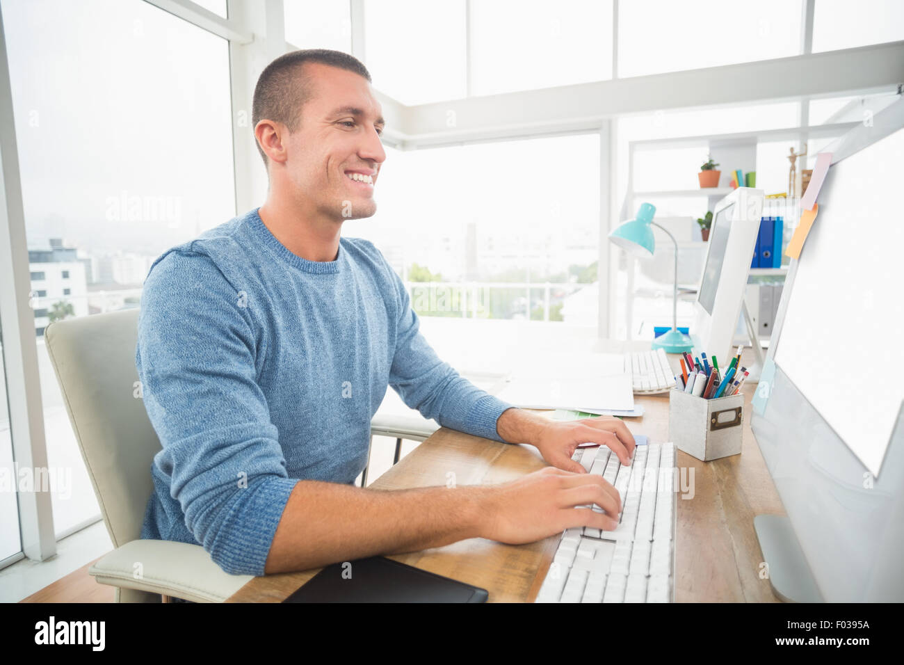 Kreative Jungunternehmer auf dem Computer eingeben Stockfoto