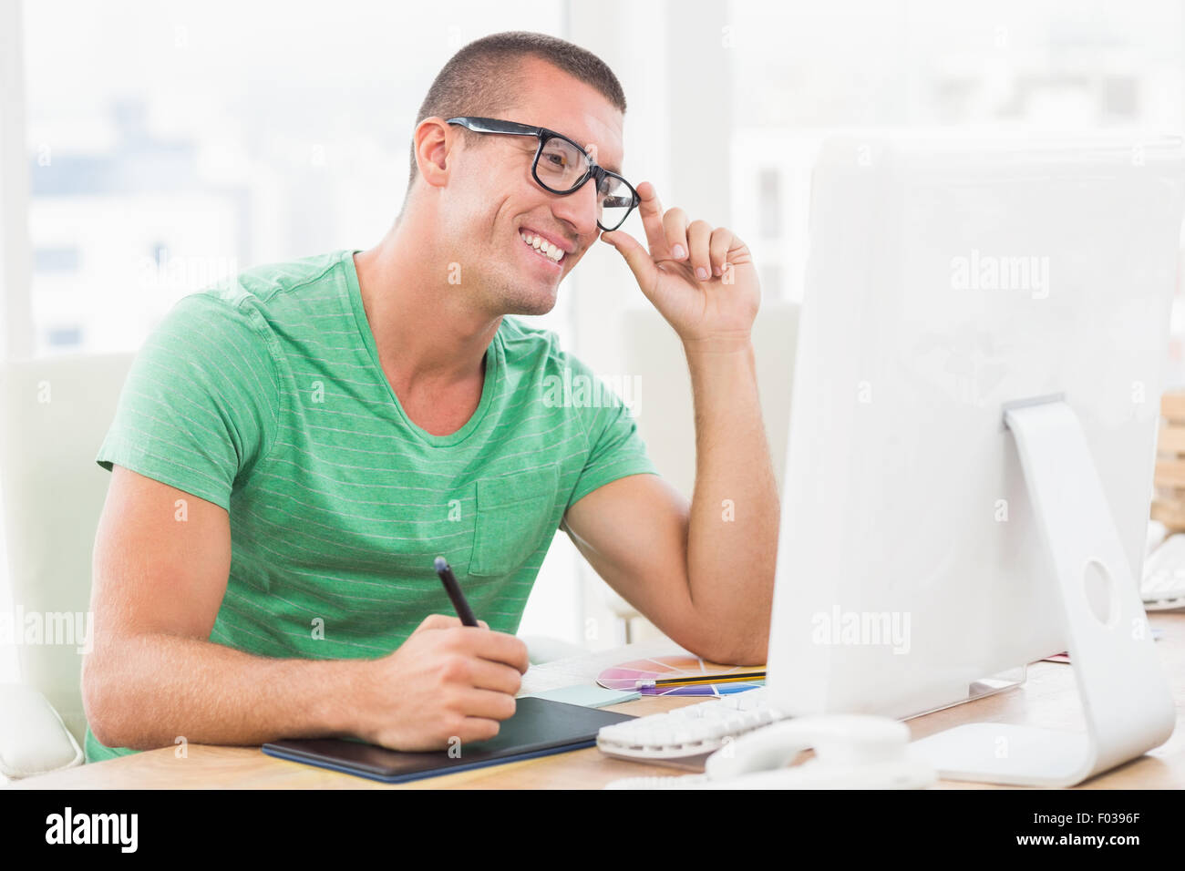 Kreative Jungunternehmer auf dem Computer eingeben Stockfoto