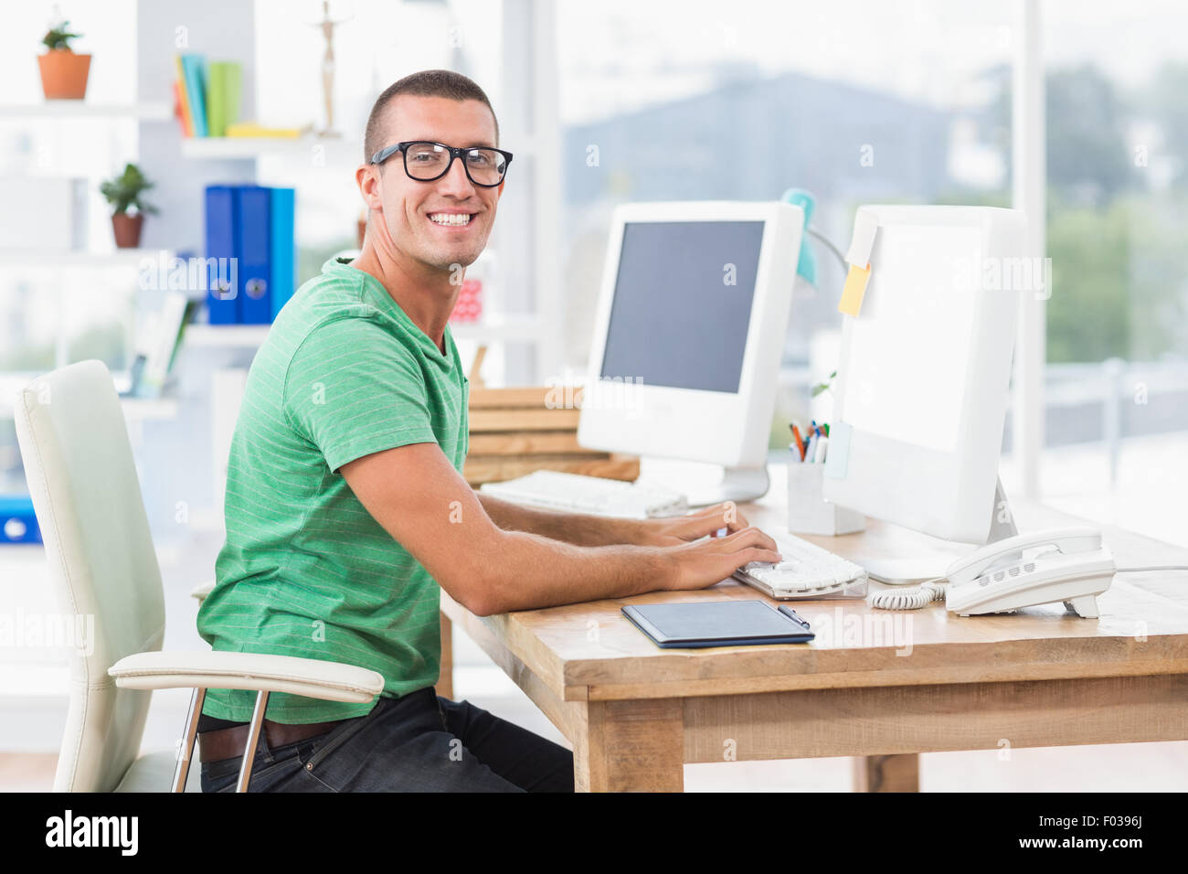 Kreative Jungunternehmer auf dem Computer eingeben Stockfoto