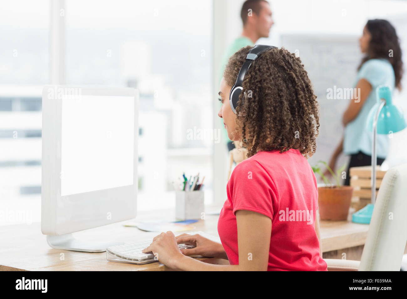 Geschäftsfrau mit Computer im Büro Stockfoto