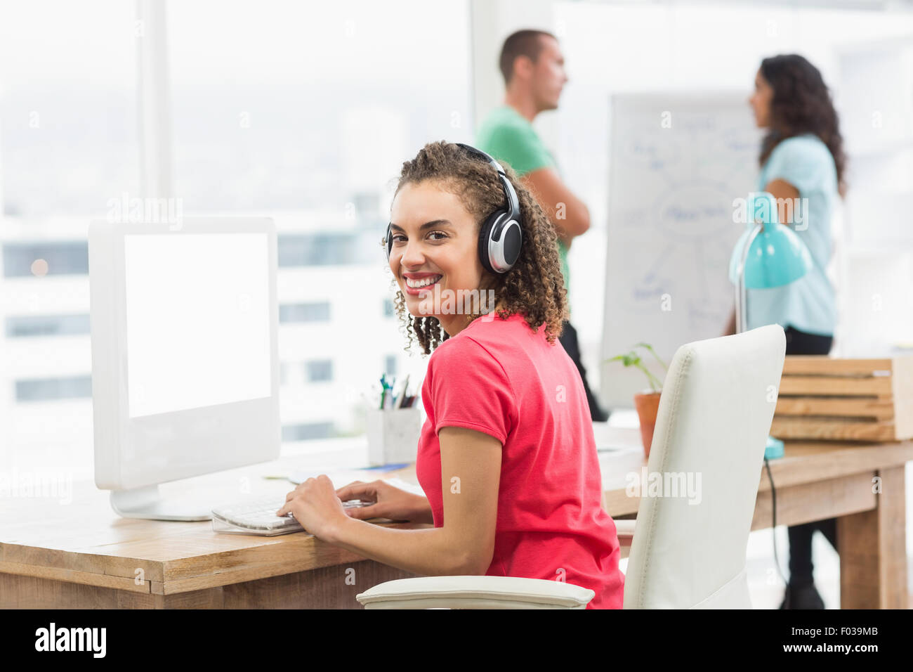 Geschäftsfrau mit Computer im Büro Stockfoto