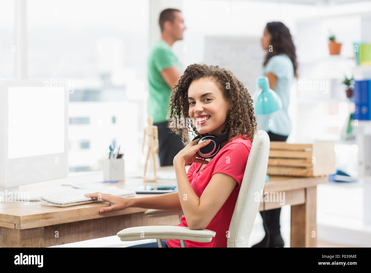 Geschäftsfrau mit Computer im Büro Stockfoto