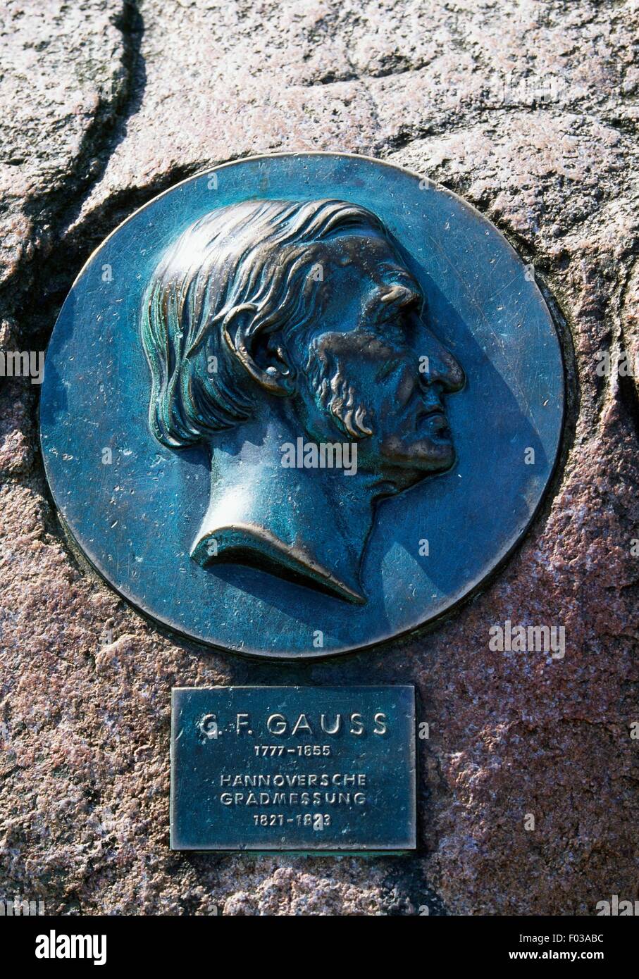Plaque gewidmet deutscher Mathematiker Johann Carl Friedrich Gauß, Lüneburg Heide-Naturpark (Naturpark Luneburger Heide), Niedersachsen, Deutschland. Stockfoto