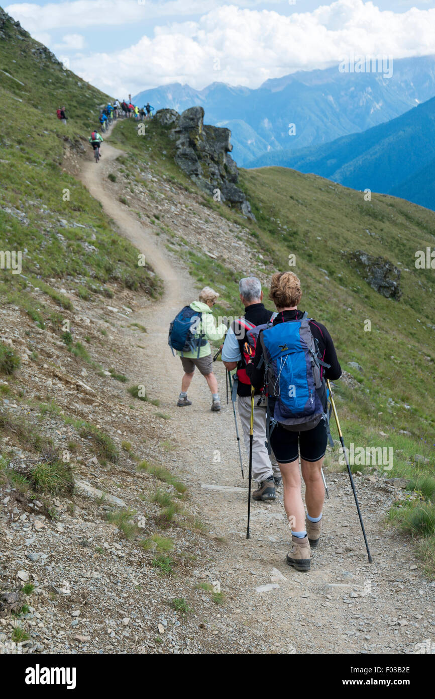 Italien, Trentino, Alpen, Nationalpark Stilfser Joch, MTB Reiter und Wanderer auf dem Weg nach Lago Corvo Hütte Stockfoto