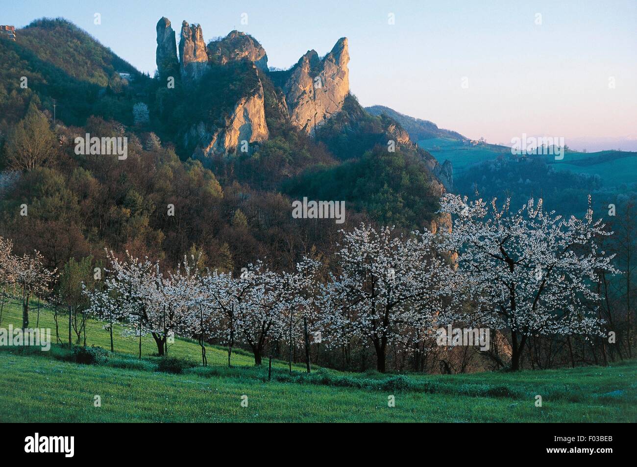 Blick auf Sonnenuntergang Sassi, Sassi di Roccamalatina Regional Park, Emilia-Romagna, Italien. Stockfoto