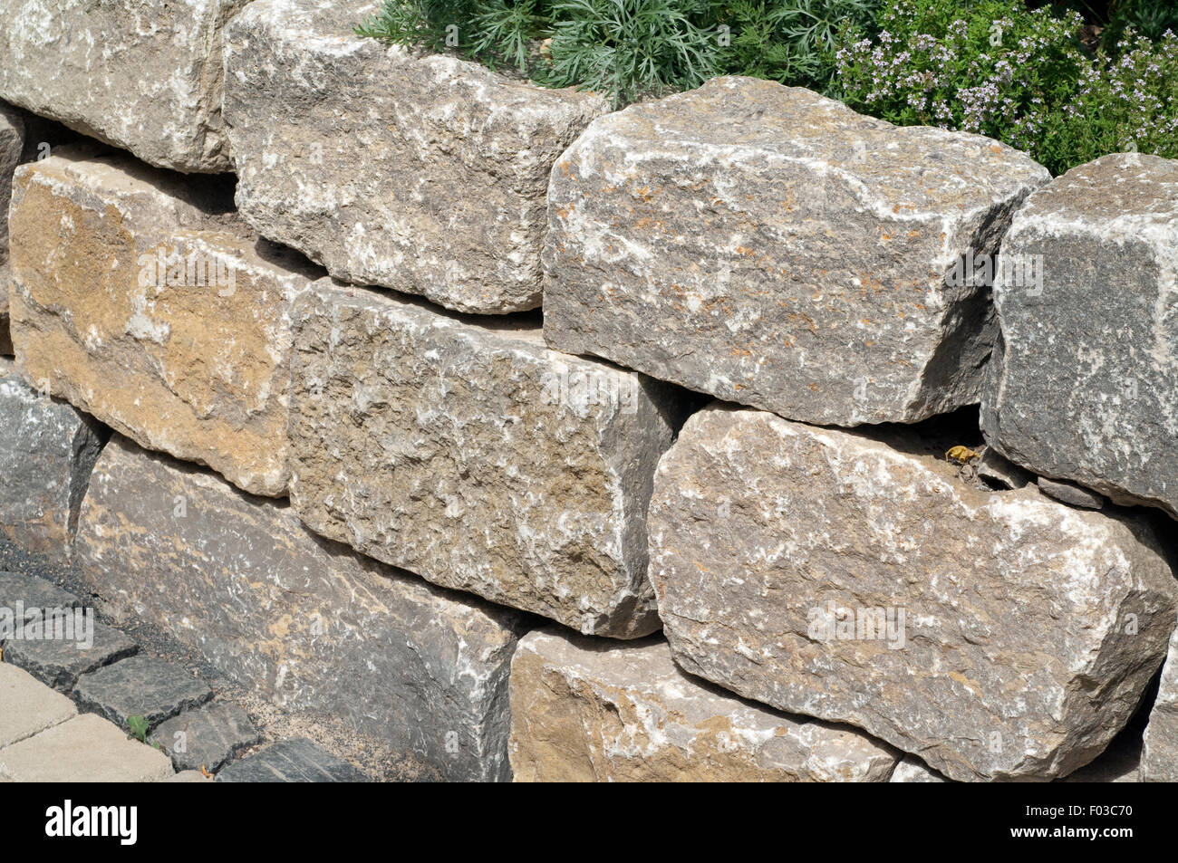 Trockenmauer; Steingaerten; Stockfoto