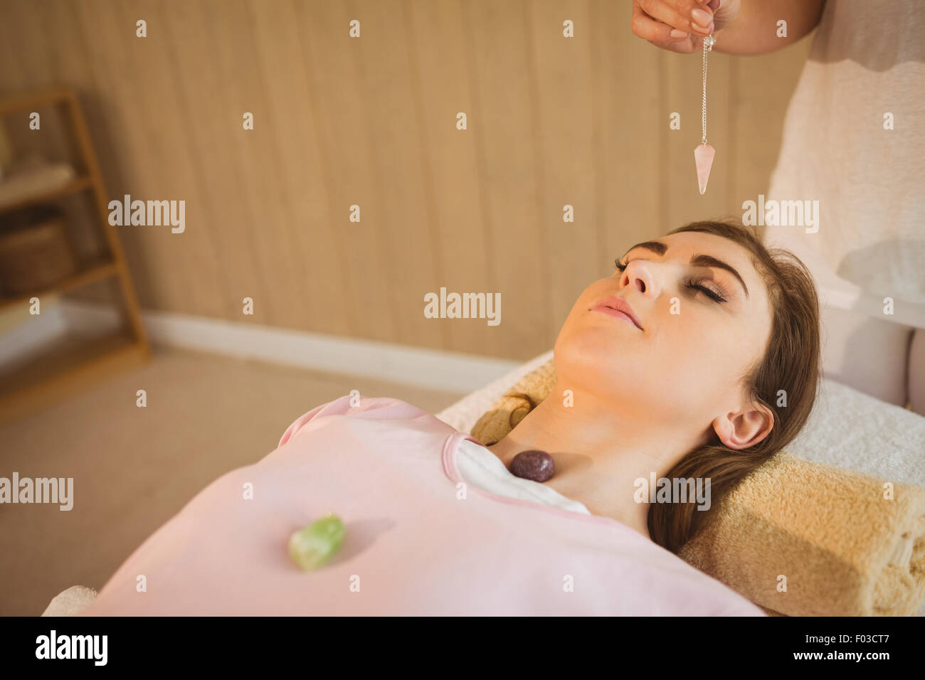 Junge Frau im Crystal healing Sitzung Stockfoto