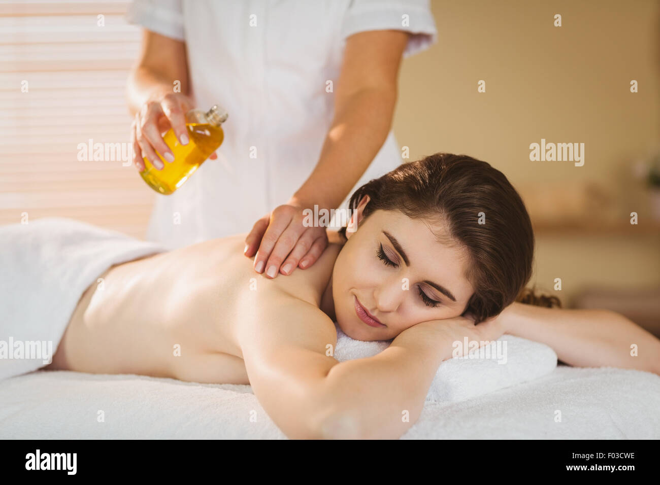 Junge Frau, die eine Massage Stockfoto