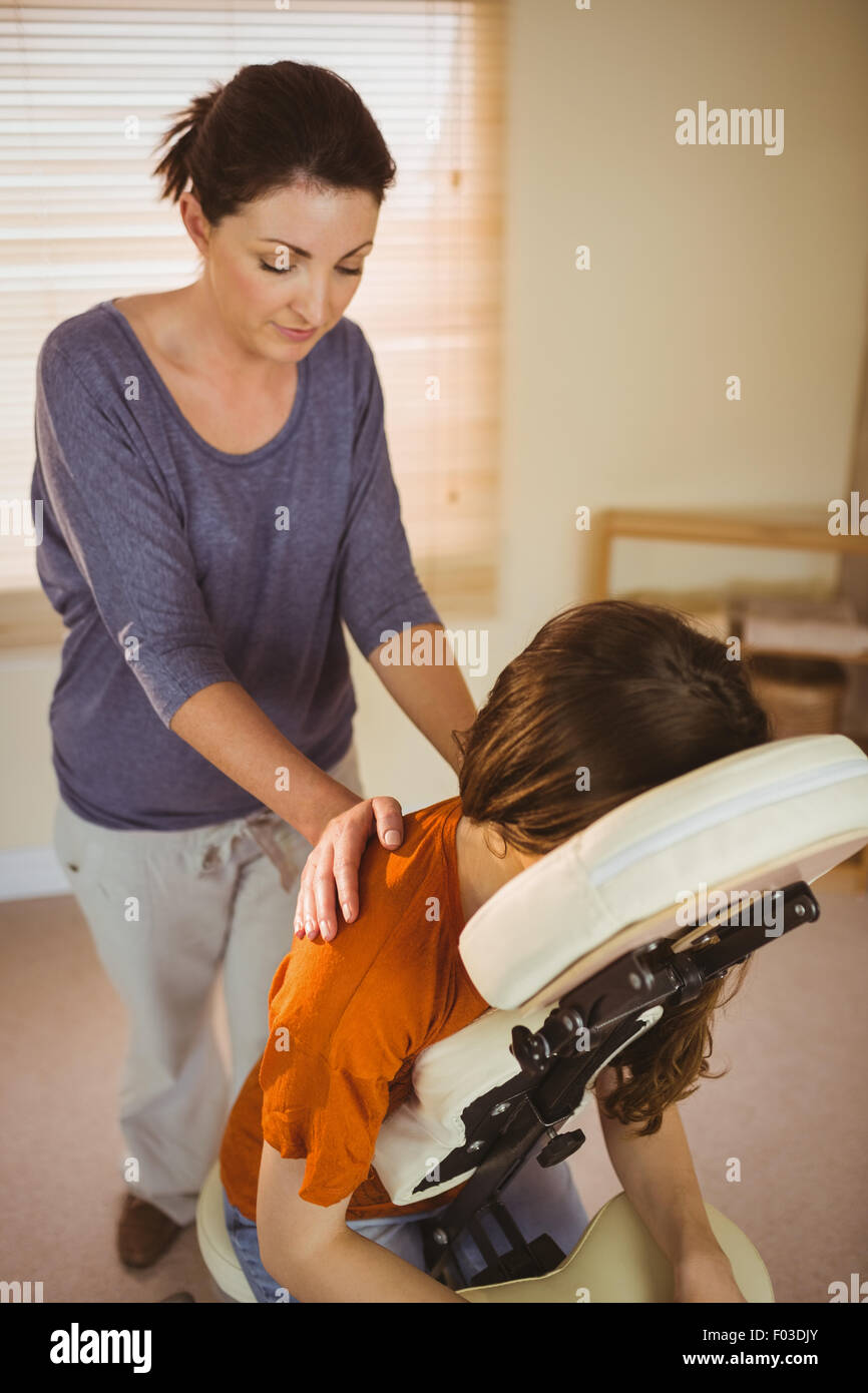 Junge Frau, die erste Massage Stuhl Stockfoto