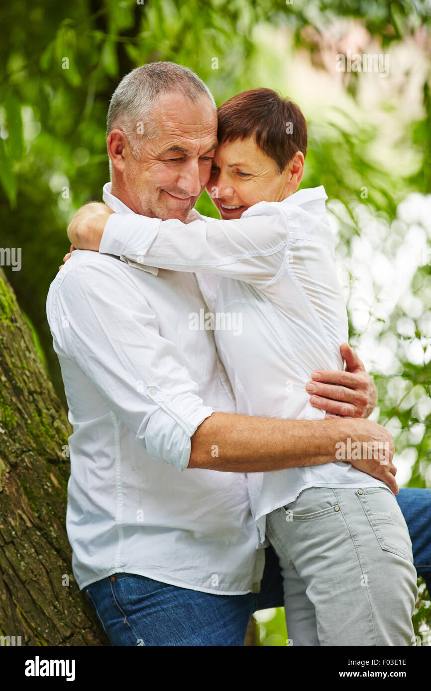Älteres Paar in Liebe umarmen in der Natur im Sommer Stockfoto