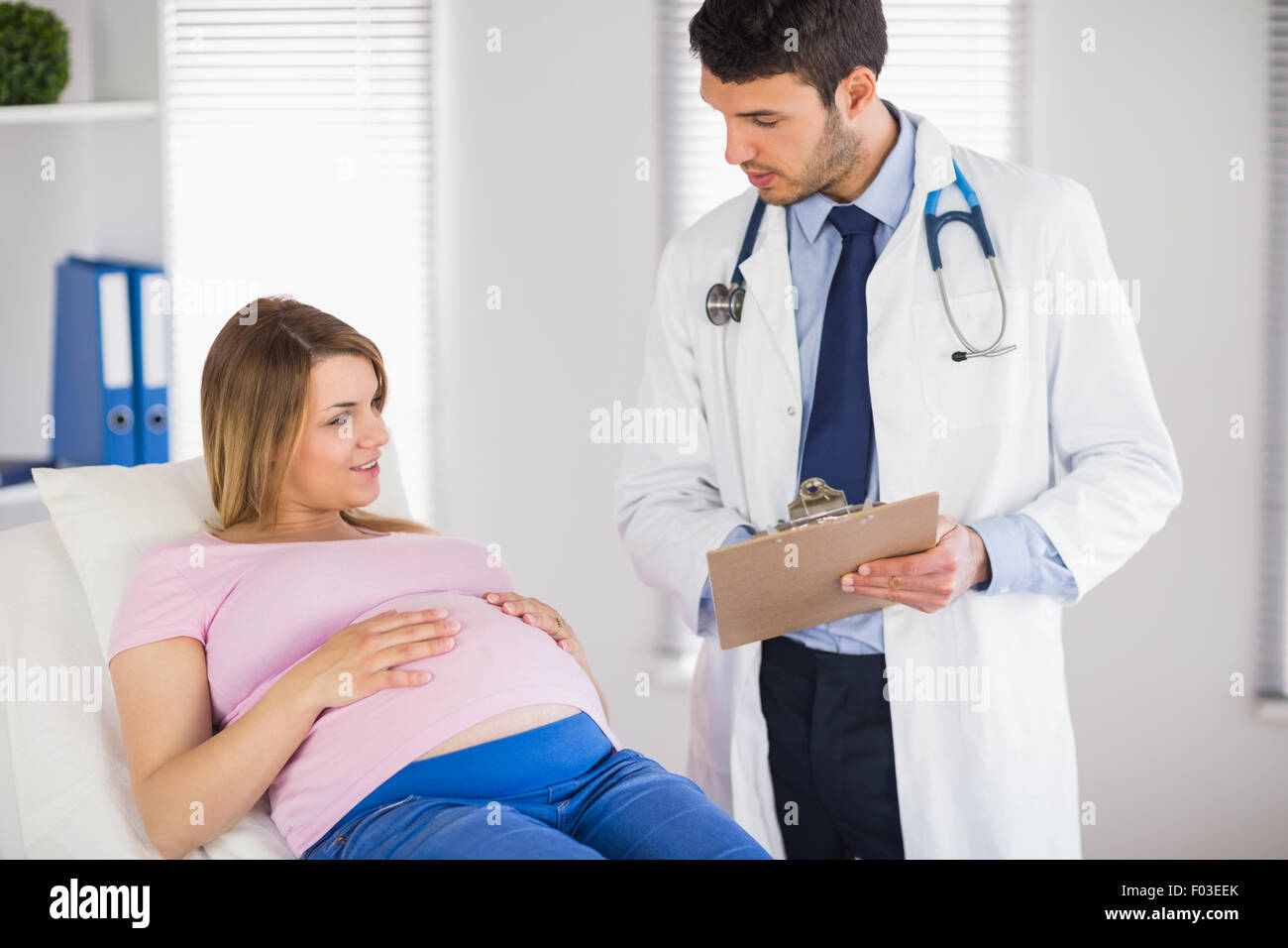 Arzt Beratung liegende schwangere Patienten Stockfoto