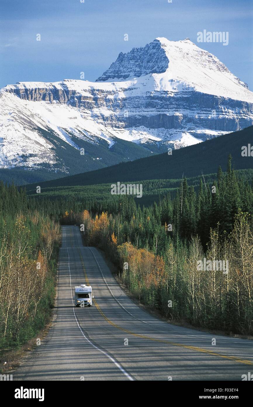 Kanada, Alberta Banff Nationalpark (UNESCO-Weltkulturerbe, 1984, 1990). Asphaltierte Straße am Fuße der Rocky Mountains Stockfoto