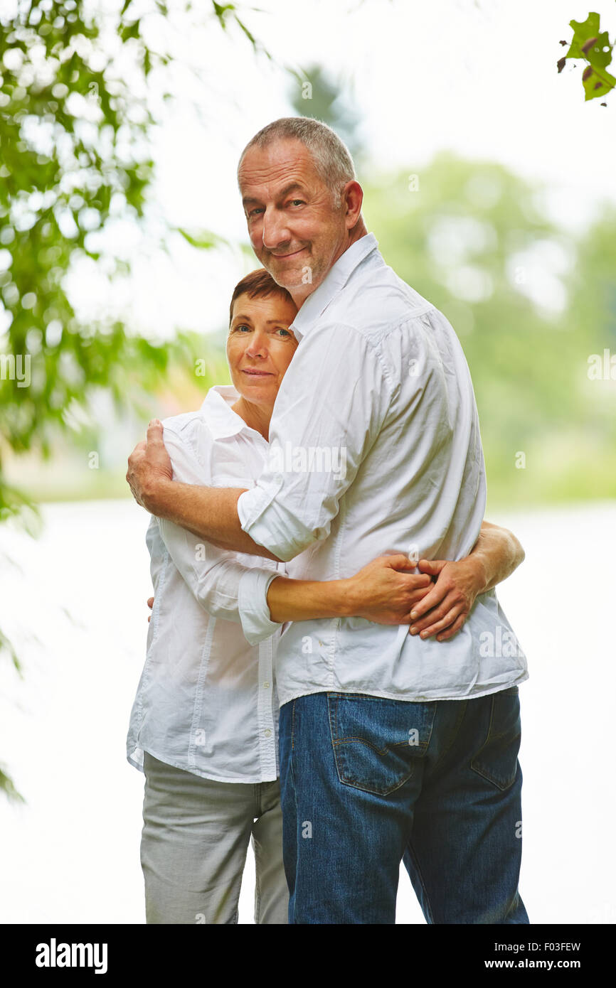 Gerne älteres Paar verliebt ineinander stützte sich in der Natur Stockfoto