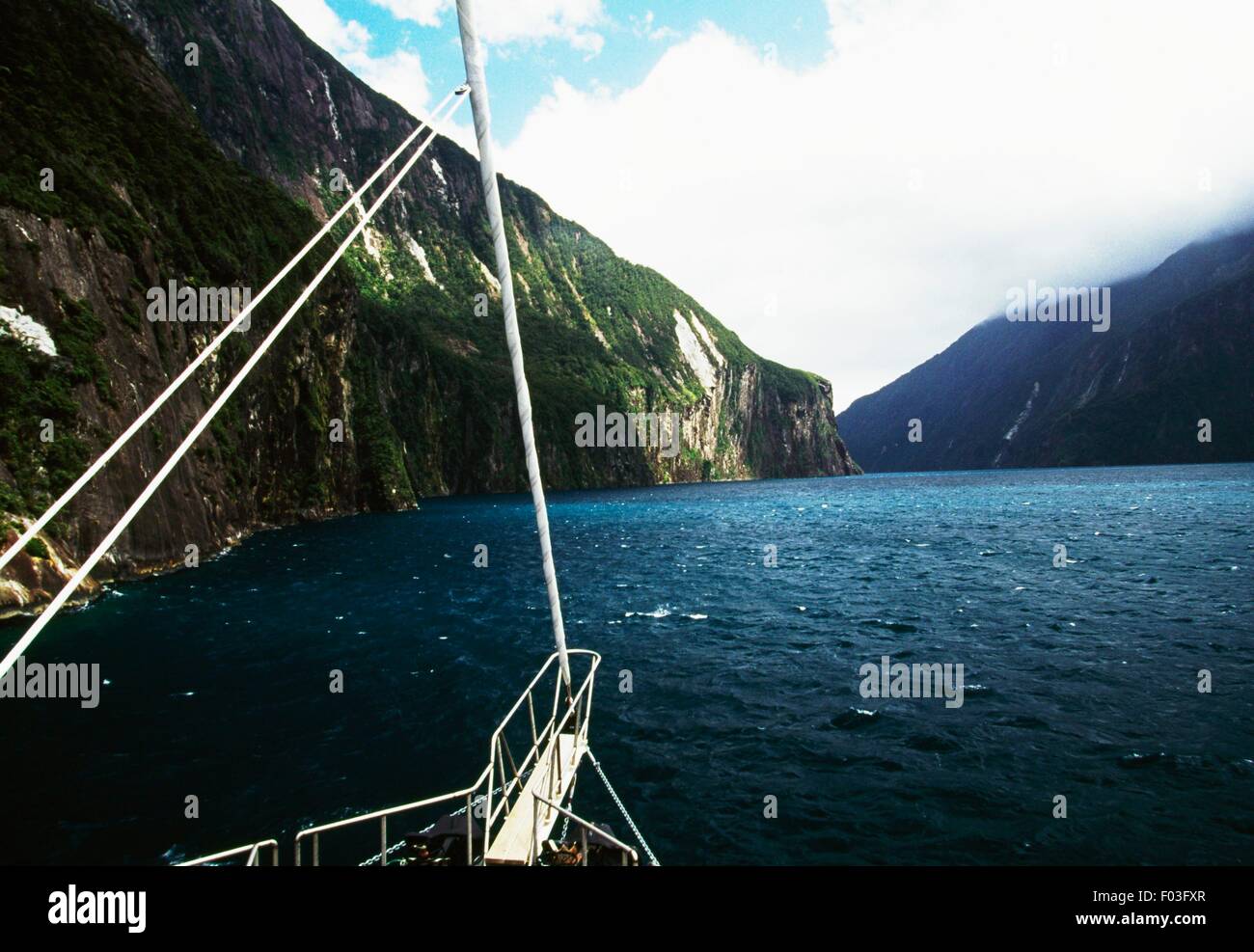 Segeln auf einem Segel Boot, Fiordland-Nationalpark Westland Nationalpark (Te Wahipounamu) (UNESCO-Welterbe, 1990), Südinsel, Neuseeland. Luftaufnahme. Stockfoto