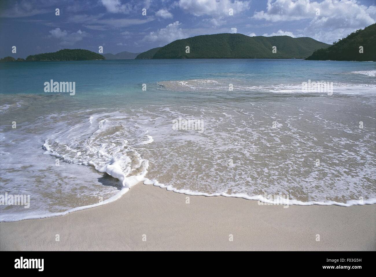 United States Virgin Islands (Gebiet nicht in USA übernommen), Insel des Heiligen Johannes, Virgin Islands Nationalpark, Cinnamon Bay und Vorgebirge von Mary Punkt im Hintergrund Stockfoto