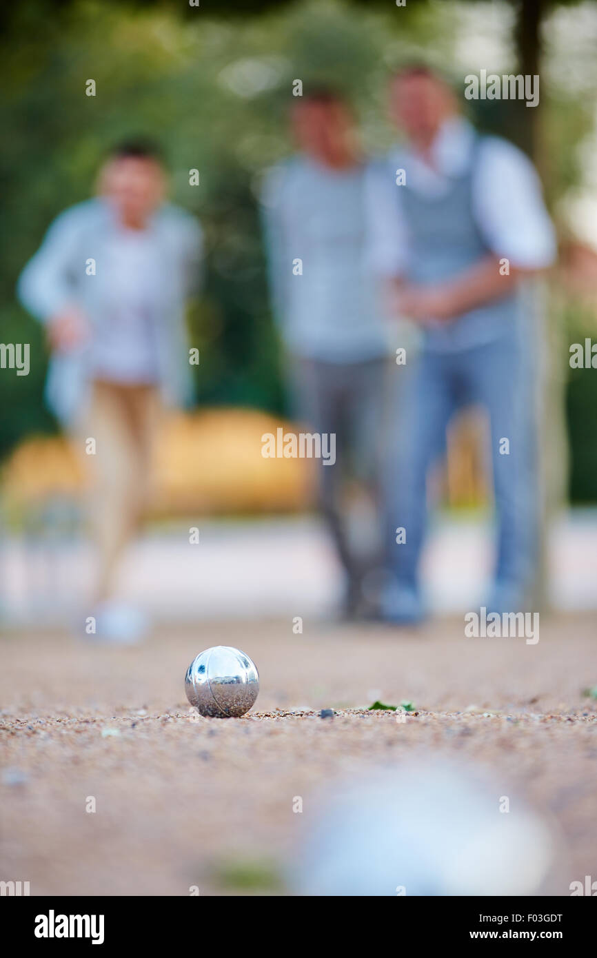 Metallkugel des Boule-Spiels, die Verlegung in sand Stockfoto