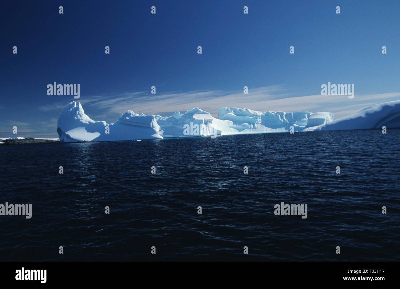 Antarktis, antarktische Halbinsel, Eisberg schwimmt auf Meer Stockfoto