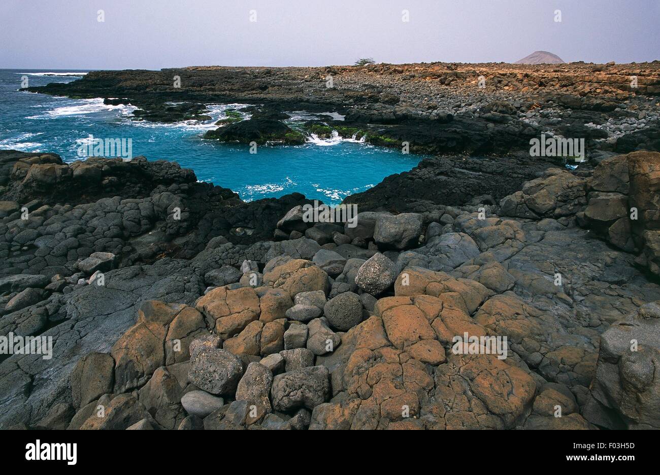 Der Basalt-Küste in der Nähe von Palmeira, Insel Sal, Barlavento (Luv) Inseln, Kap Verde. Stockfoto