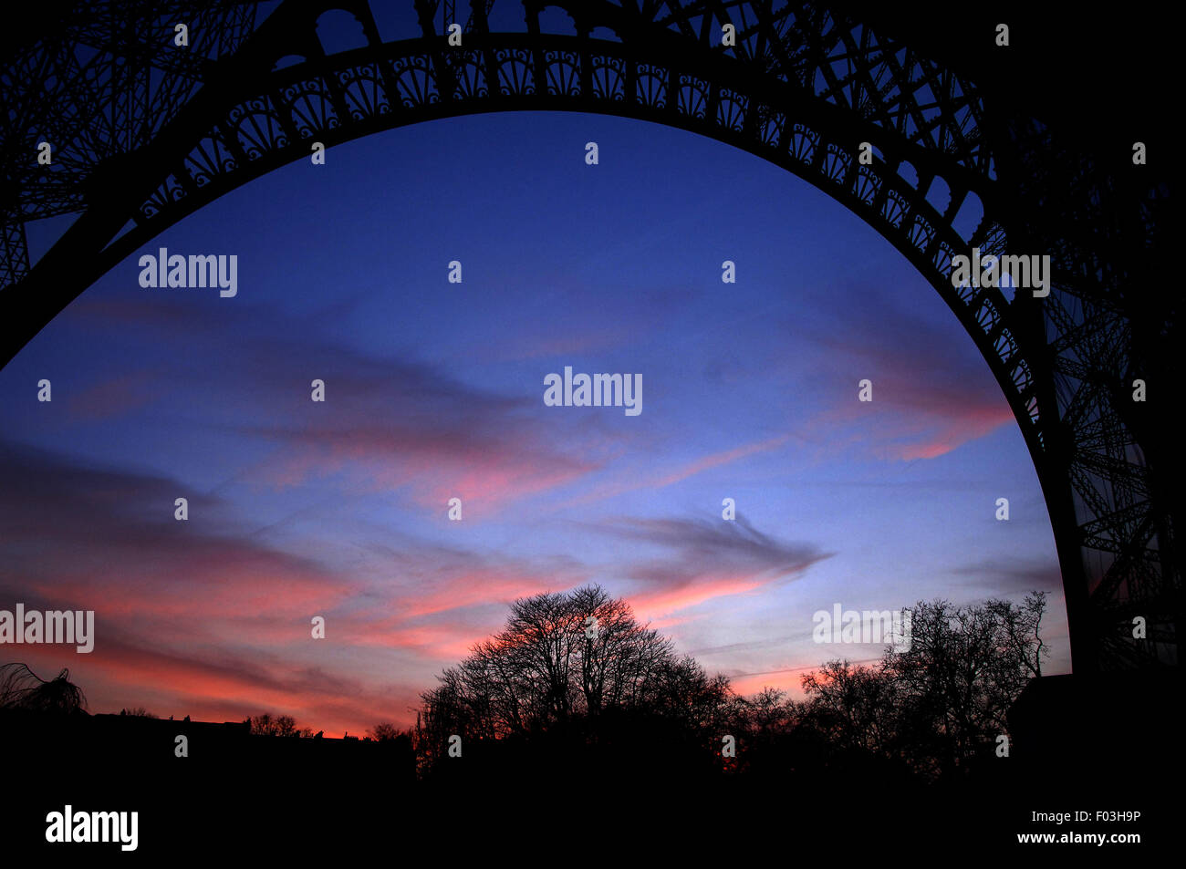 Eifel Turm Bogen in der Nacht Stockfoto