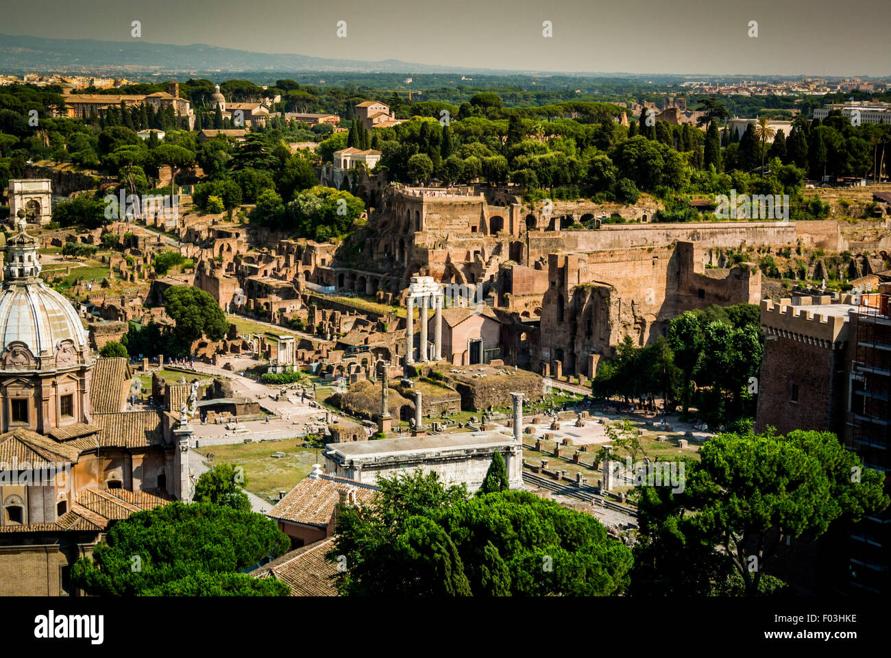 Drei Säulen der Tempel des Castor und Pollux auf dem Forum Romanum. Stockfoto