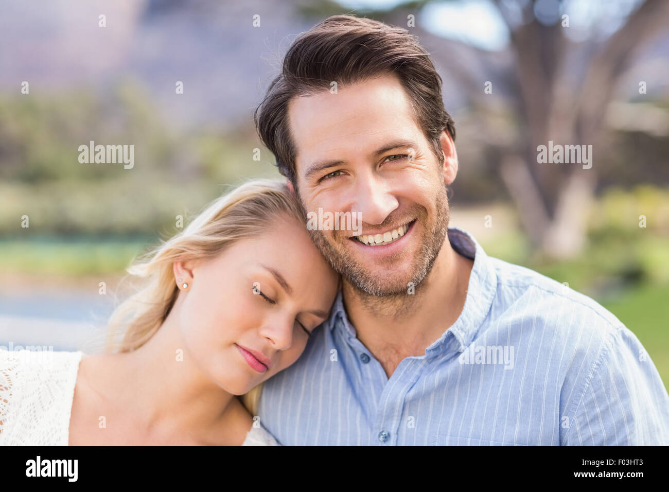 Lächelnde paar auf Datum entspannend mit geschlossenen Auge Stockfoto