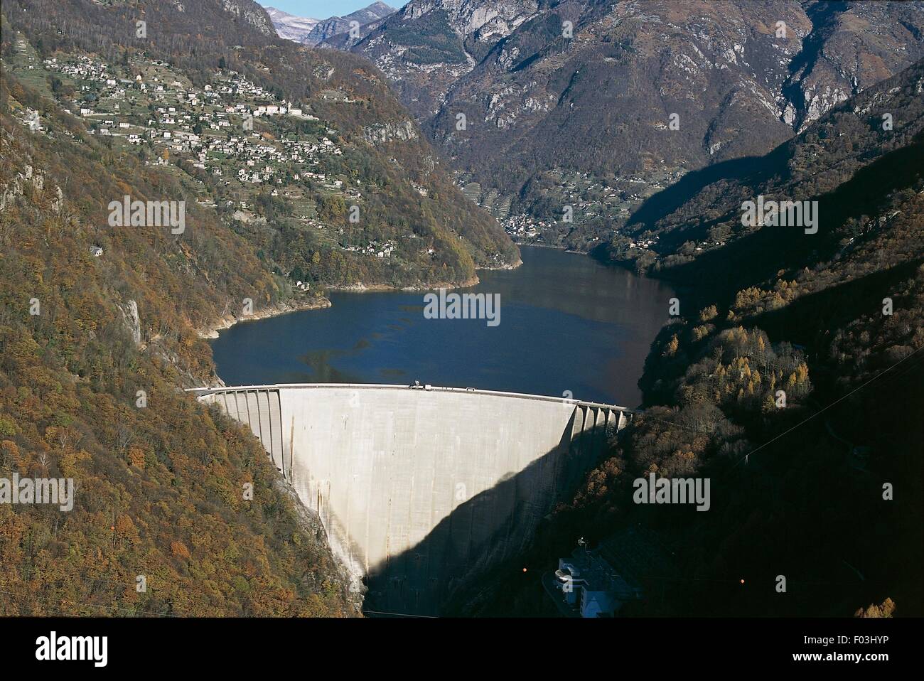 Luftbild der Talsperre über See Vogorno im Val Verzasca - Kanton Tessin, Schweiz Stockfoto