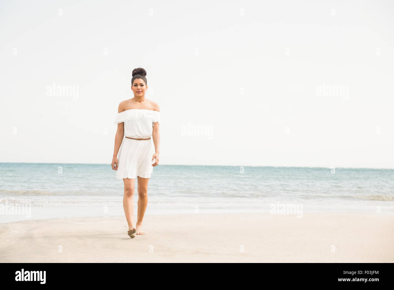 Stilvolle Frau zu Fuß auf den sand Stockfoto