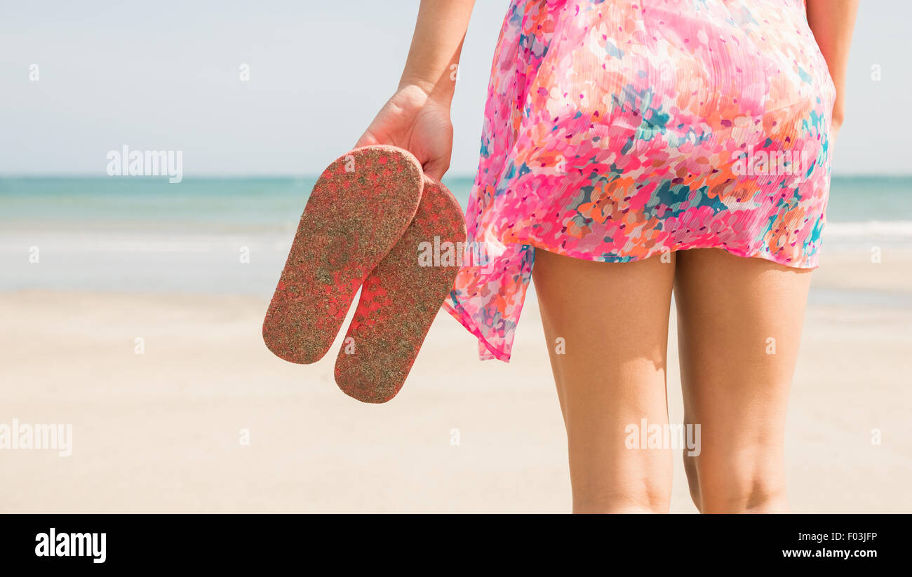 Stilvolle Frau, die auf dem sand Stockfoto