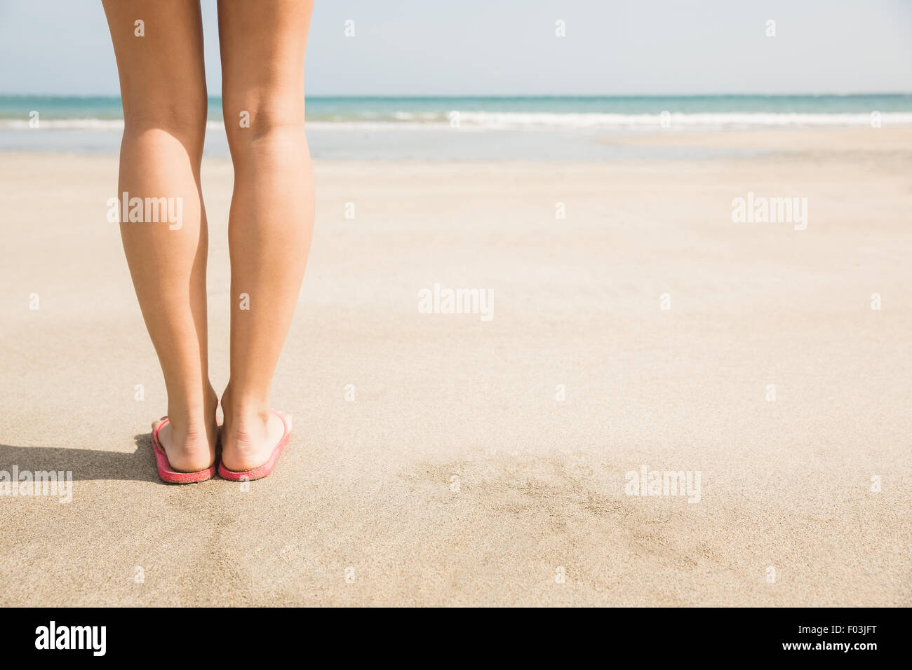 Frau stehend auf dem sand Stockfoto