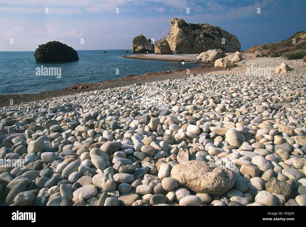 Zypern - Paphos Umgebung - Petra Tou Romiou (Stein der griechischen), Geburtsort der Göttin der Schönheit Aphrodite. Felsiger Strand. Stockfoto