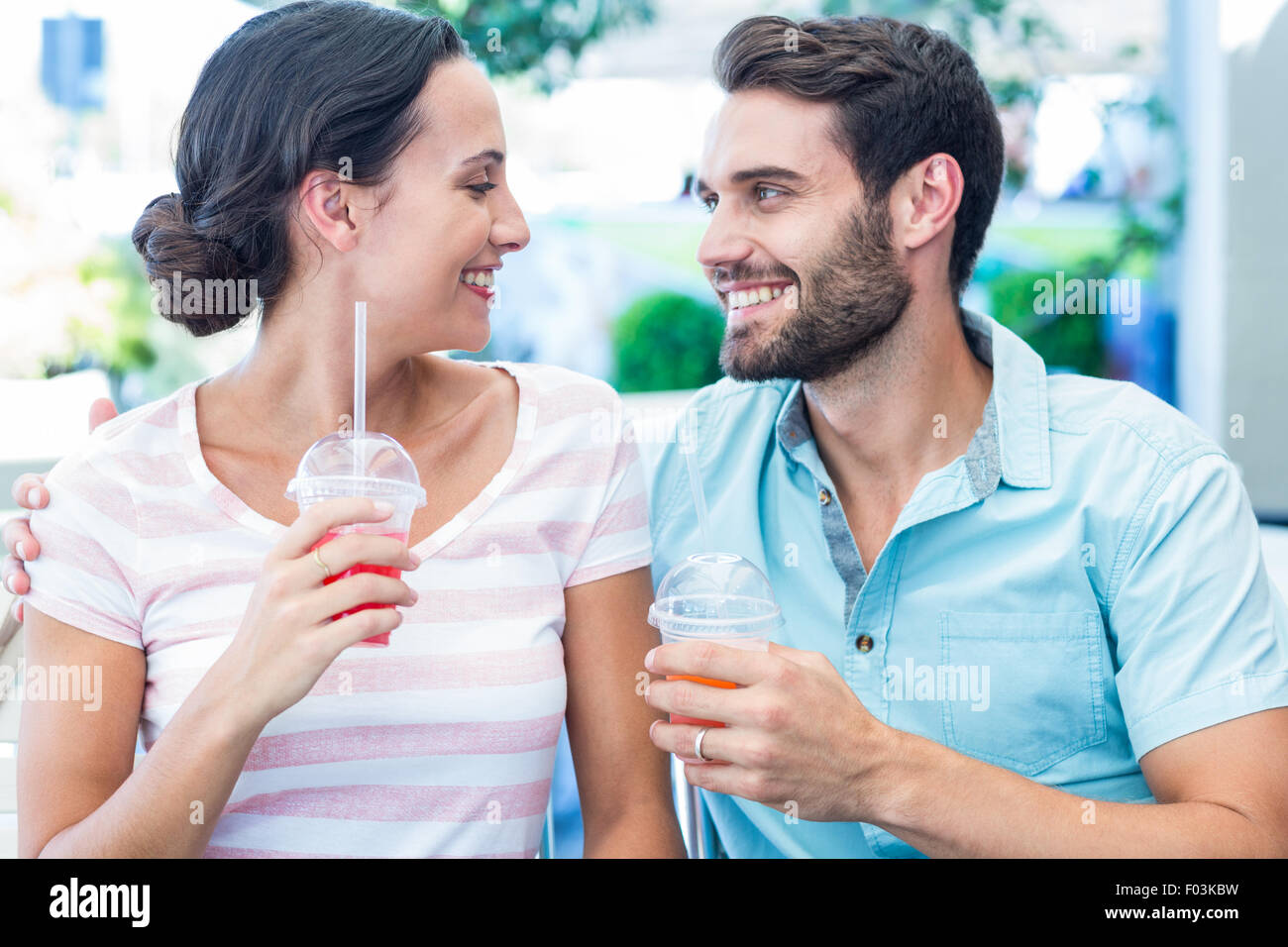 Glückliches Paar Milchshakes zusammen trinken Stockfoto