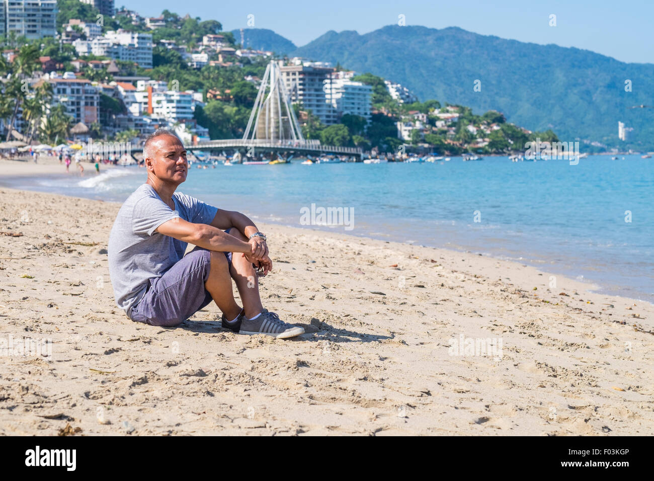 Tourist am Los Muertos Strand in Puerto Vallarta, Mexiko. Mann, 55 Jahre alt, hispanische Ethnizität, entspannen und genießen der sunshi Stockfoto