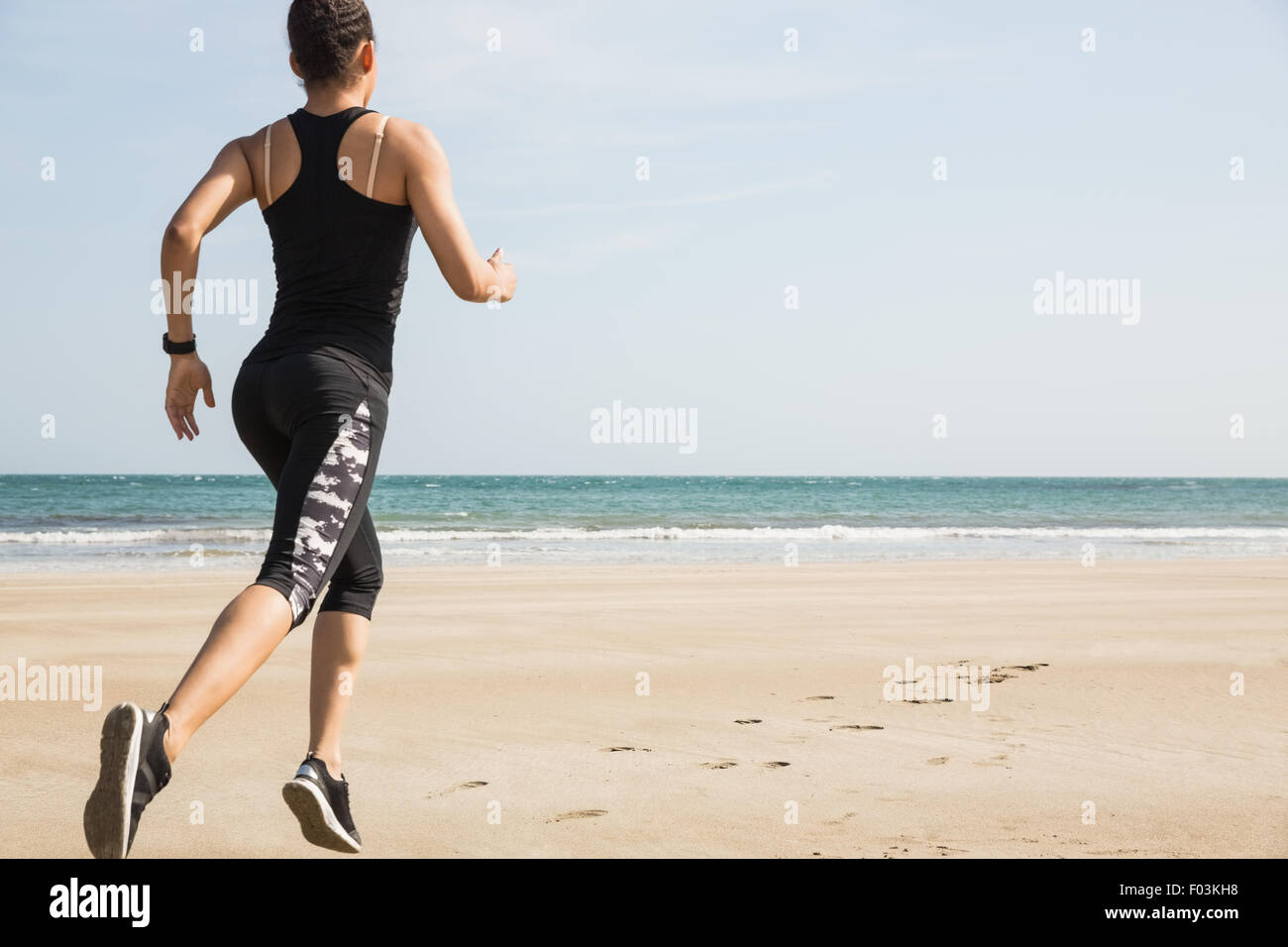 Fit Woman Joggen auf dem sand Stockfoto