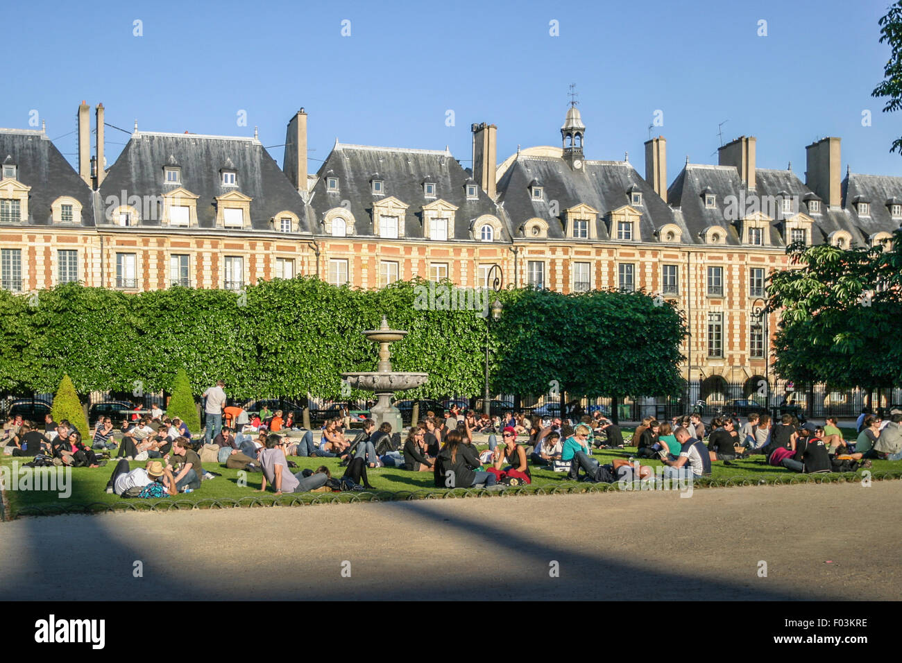 LA PLACE DE VOSGES, PARIS, FRANKREICH - CA. 2009. Der Place des Vosges ist der älteste geplanten Platz in Paris und eine der schönsten Stockfoto