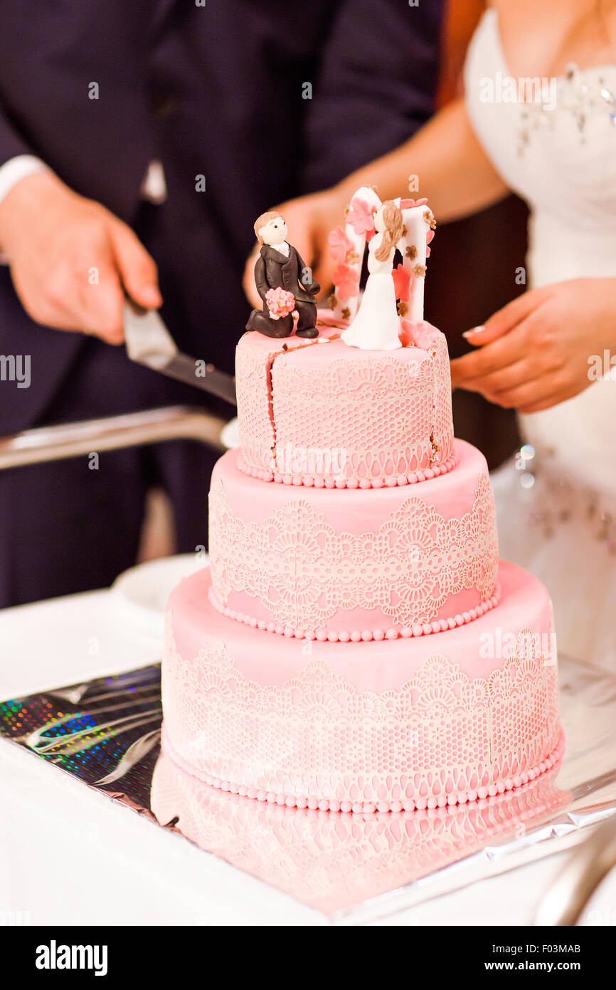 Multi Level rosa Hochzeitstorte. Stockfoto