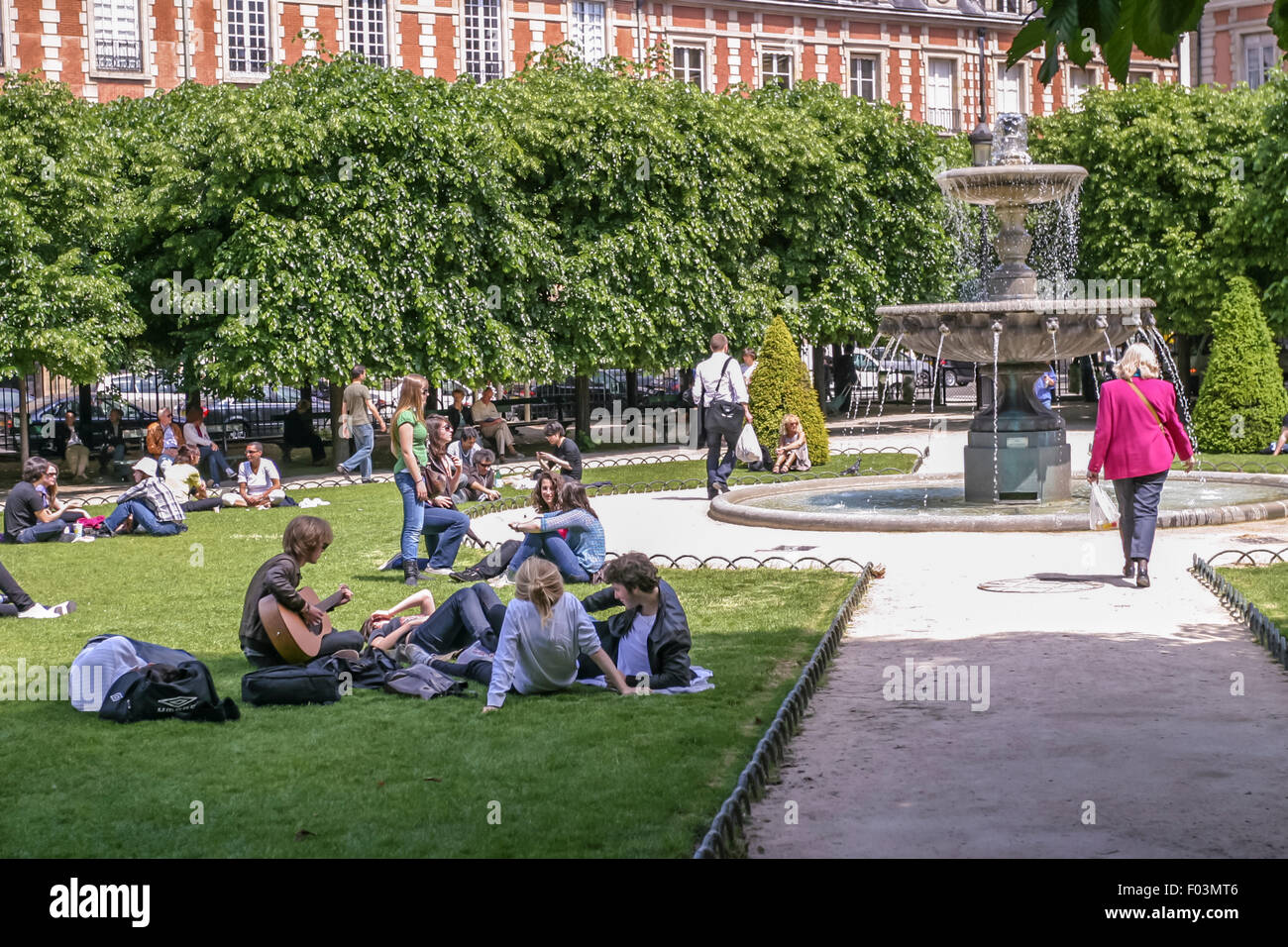 LA PLACE DE VOSGES, PARIS, FRANKREICH - CA. 2009. Der Place des Vosges ist der älteste geplanten Platz in Paris und eine der schönsten Stockfoto