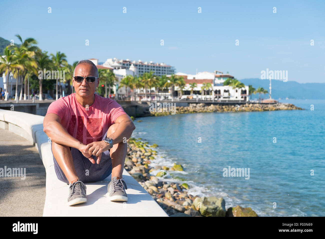 Tourismus in Puerto Vallarta, Mexiko. Mann, 55 Jahre alt, hispanische Ethnizität. Malecon Promenade. Stockfoto