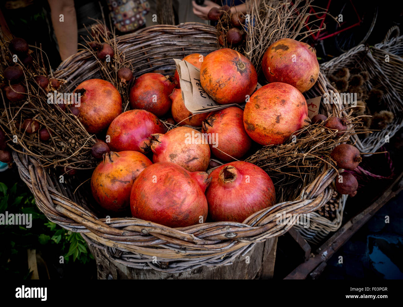 Korb mit frischen Granatäpfel am Campo de' Fiori Outdoor-Lebensmittelmarkt in Rom, Italien. Stockfoto