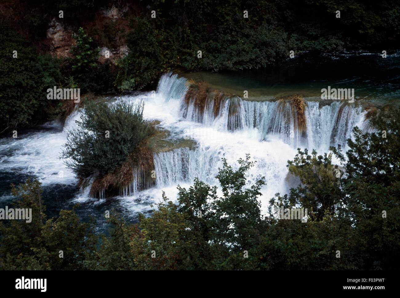 Der Fluss Krka am Skradinki Buk Wasserfall, gebildet durch 17 Tuff Stufen über 800 m, Krka Nationalpark, Dalmatien, Kroatien. Stockfoto