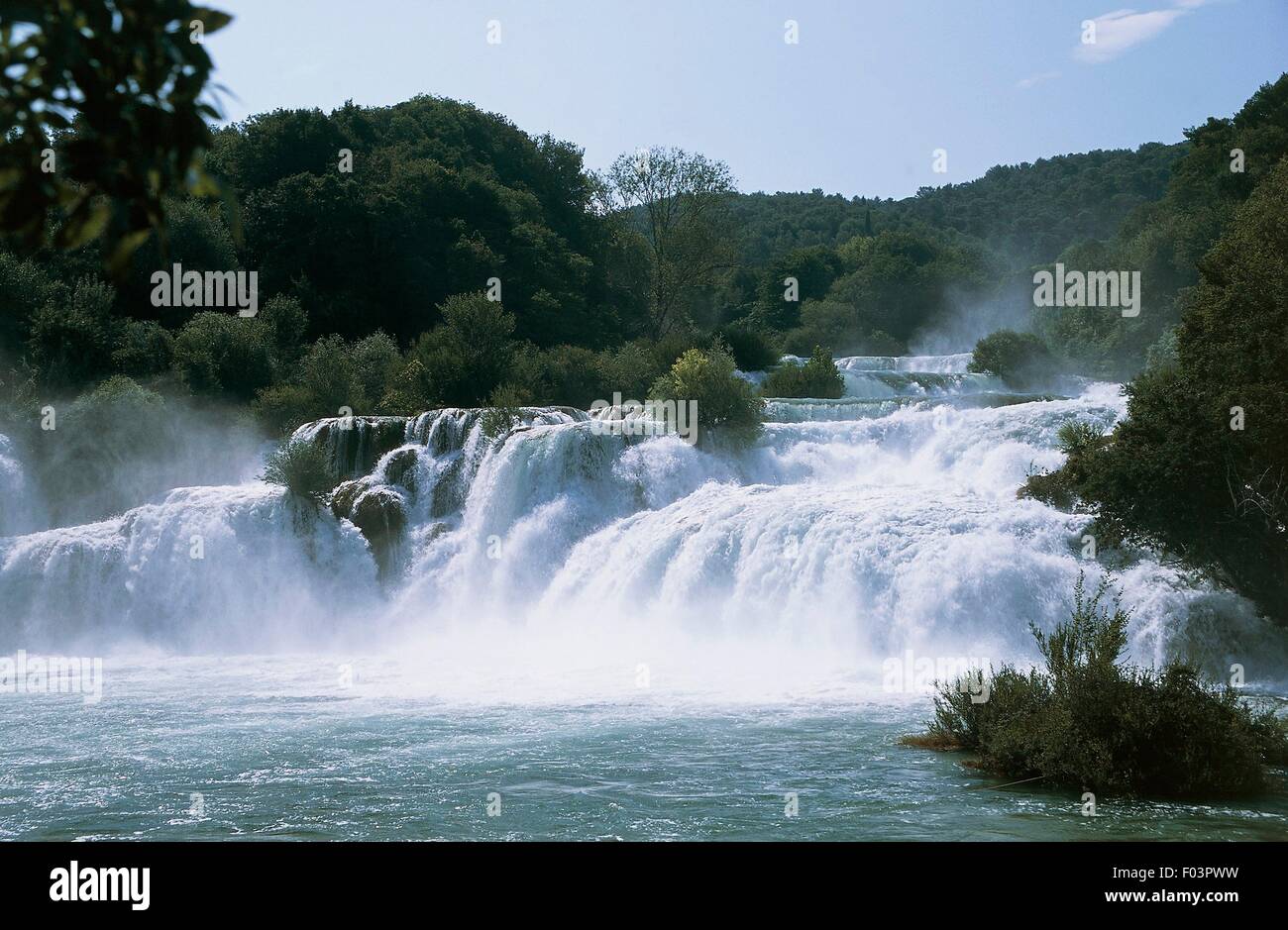 Der Fluss Krka Skradinki Buk Wasserfall, gebildet durch 17 Tuff Stufen über 800 m, Krka Nationalpark, Dalmatien, Kroatien. Stockfoto