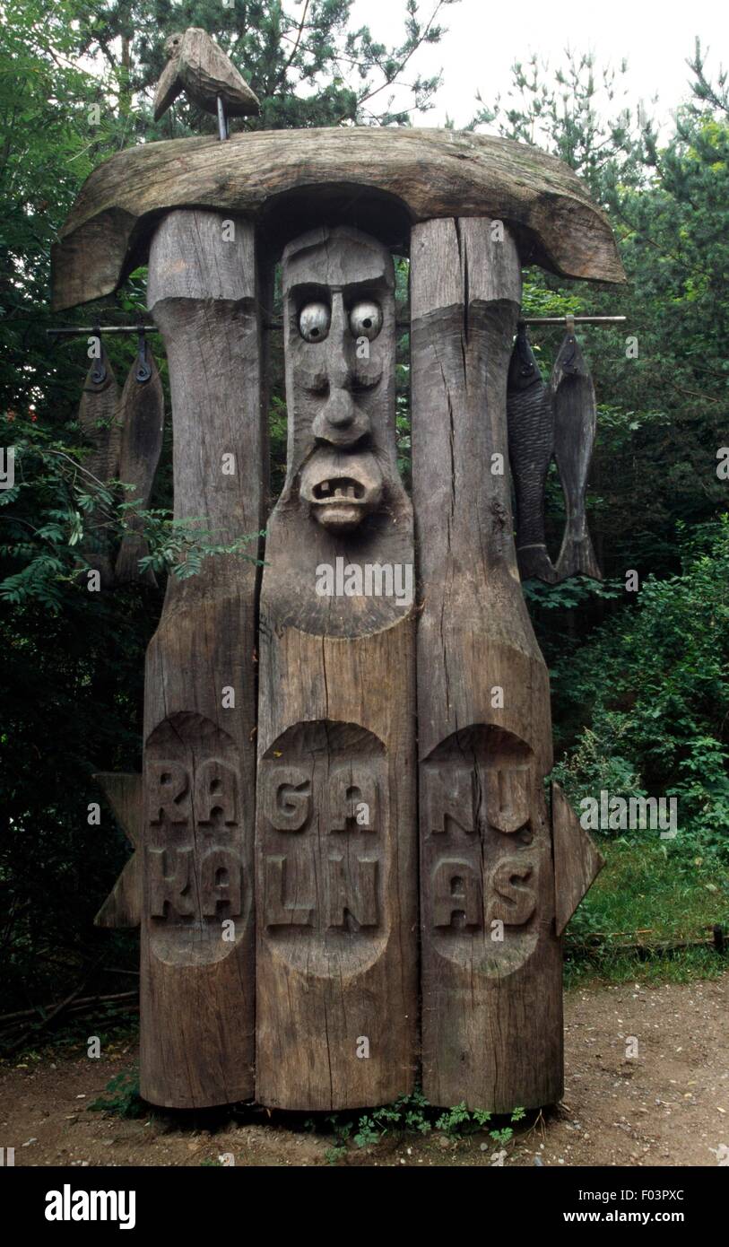 Eines der hölzernen Skulpturen in den Hexen-Park, im Jahr 1979 gegründet und mit mehr als 70 Statuen, Juodkrante, Nationalpark Kurische Nehrung, Kurische spucken, Kurland Isthmus (UNESCO World Heritage List, 2000), Litauen. Stockfoto