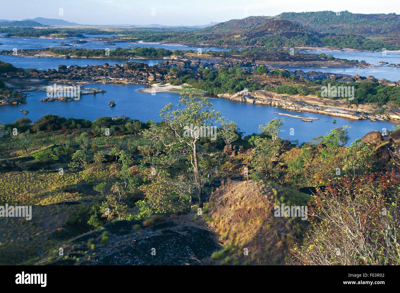 Venezuela - Guayana - Amazonas - Puerto Ayacucho. Blick auf Raudales Atures, die Stromschnellen, die Orinoco Flussschifffahrt von Cerro El Zamuro blockieren. Stockfoto