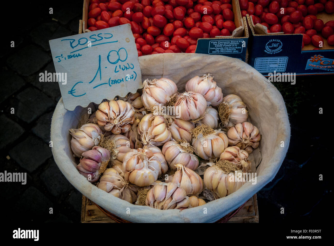 Korb mit Zwiebeln Knoblauch am Campo de' Fiori Outdoor-Lebensmittelmarkt in Rom, Italien. Stockfoto