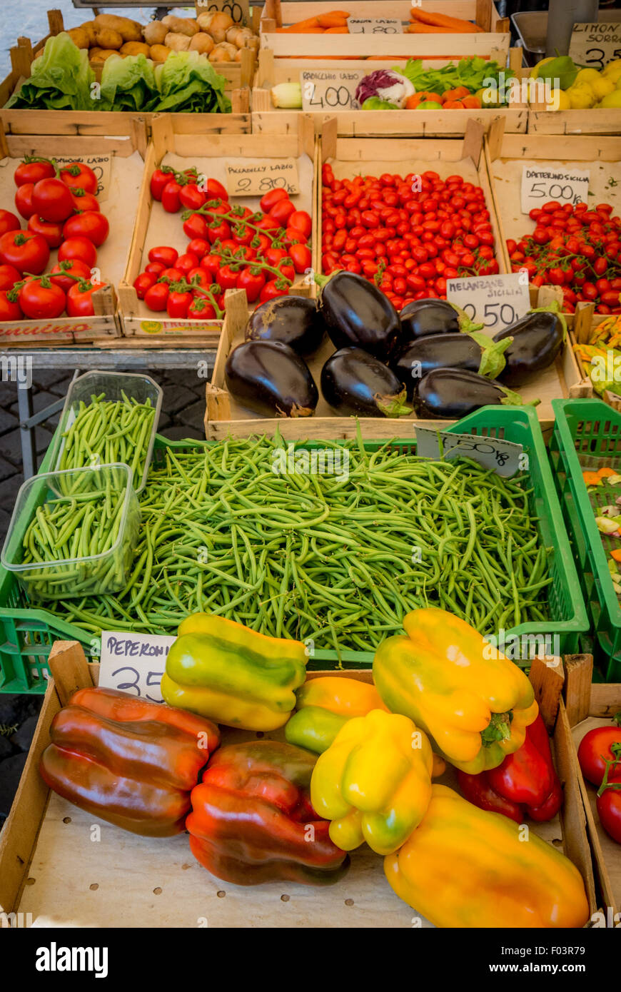 Frisches Gemüse Stall am Campo de' Fiori Outdoor-Lebensmittelmarkt in Rom, Italien. Stockfoto
