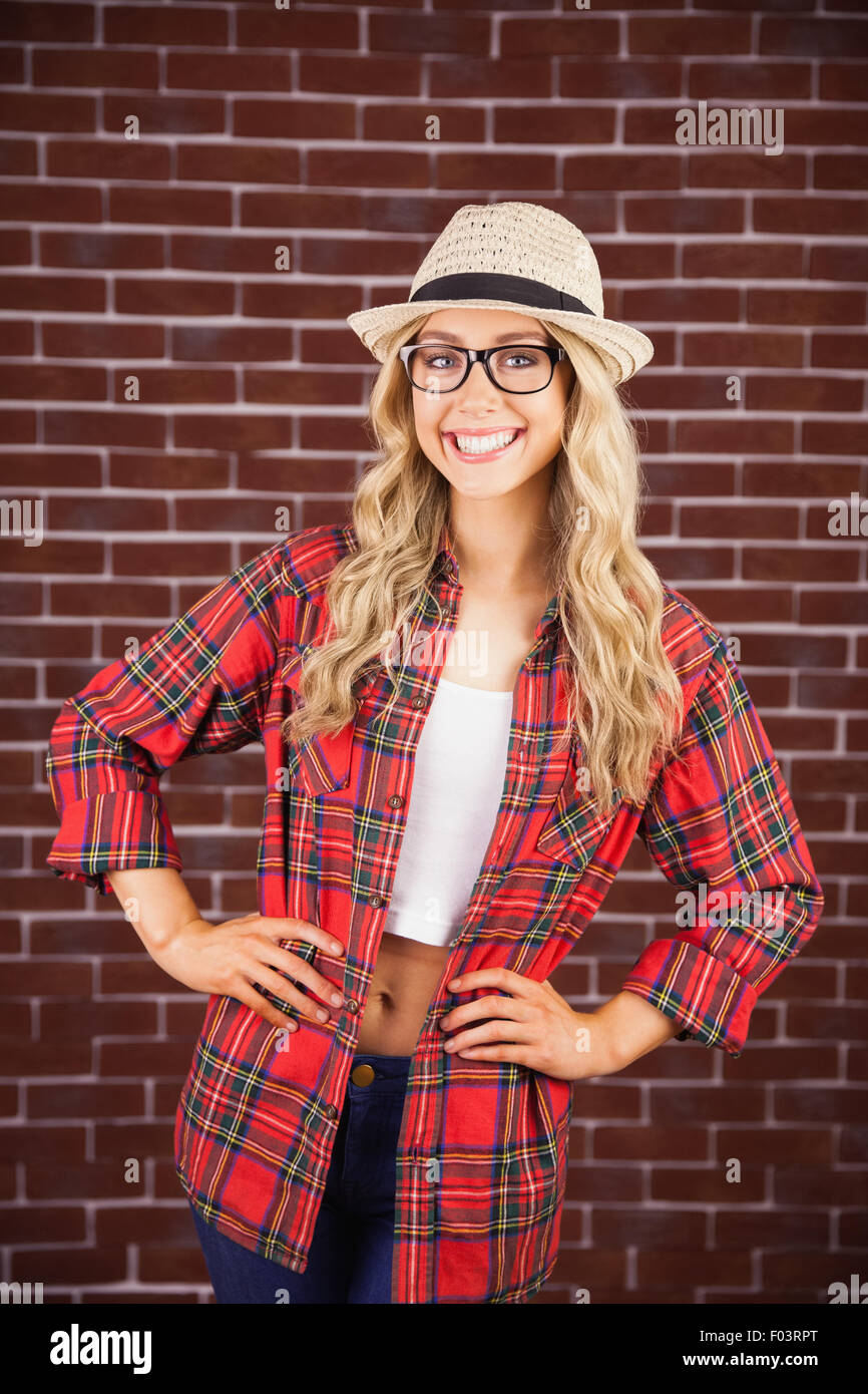 Gorgeous blonde Hipster lächelnd mit Händen auf den Hüften Stockfoto