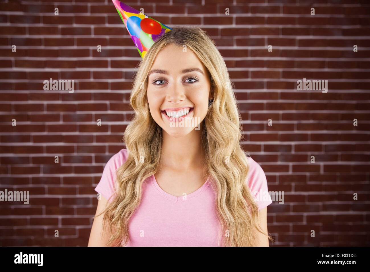 Porträt einer schönen Frau mit Partyhut Stockfoto