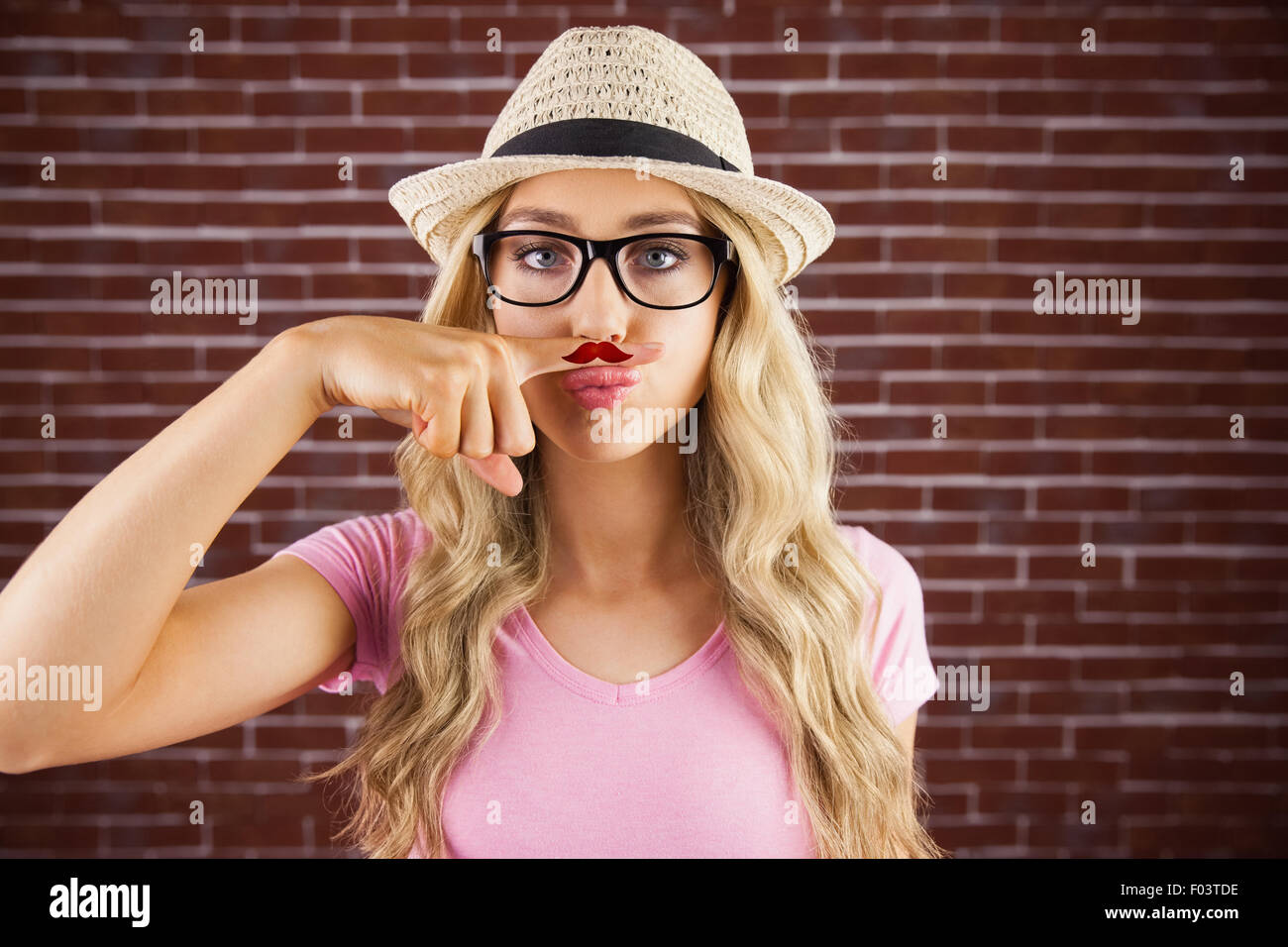 Eine schöne Hipster mit einer Fälschung unterscheiden Schnurrbart Stockfoto